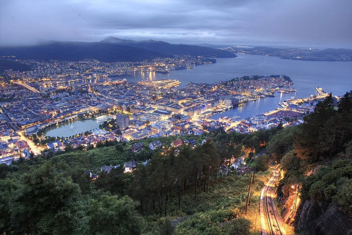 Panorama de Bergen de nuit