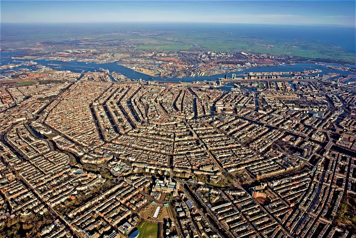 Vue aérienne des canaux d’Amsterdam