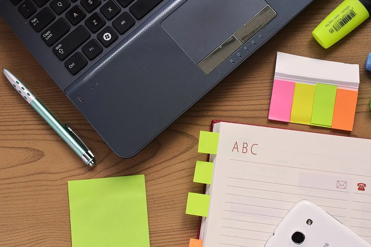 Ordinateur, carnet et fournitures de bureau