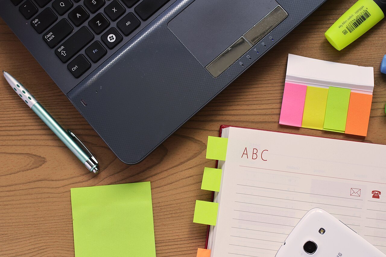 Ordinateur, carnet et fournitures de bureau