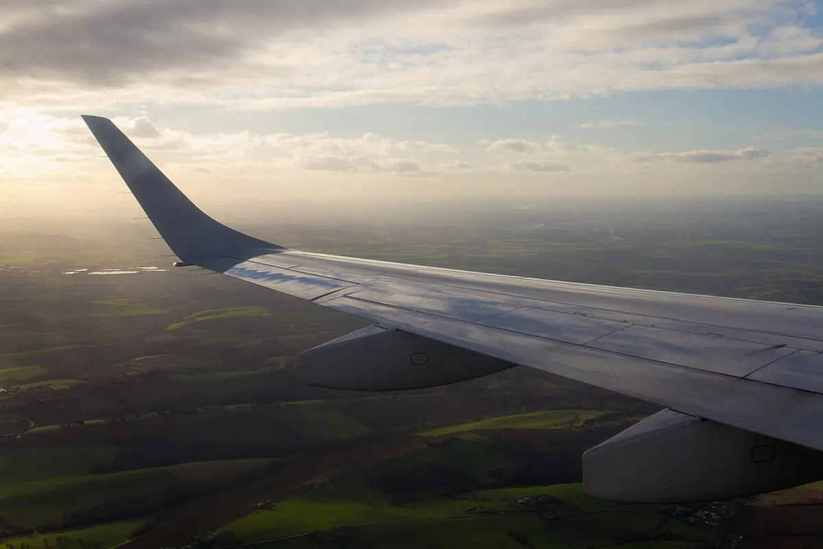 Aile d’avion au coucher du soleil